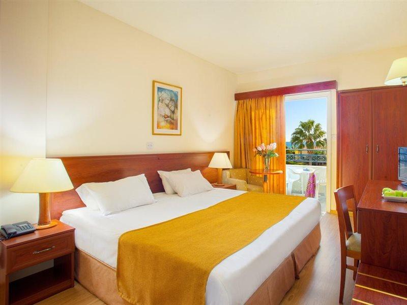 Kapetanios Limassol Hotel Bagian luar foto