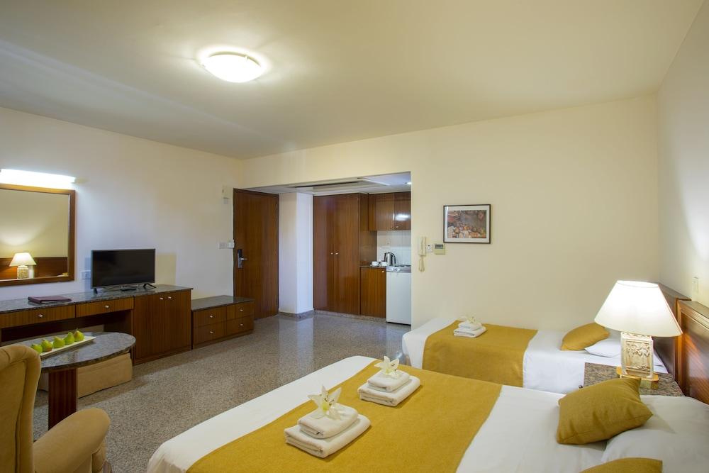 Kapetanios Limassol Hotel Bagian luar foto