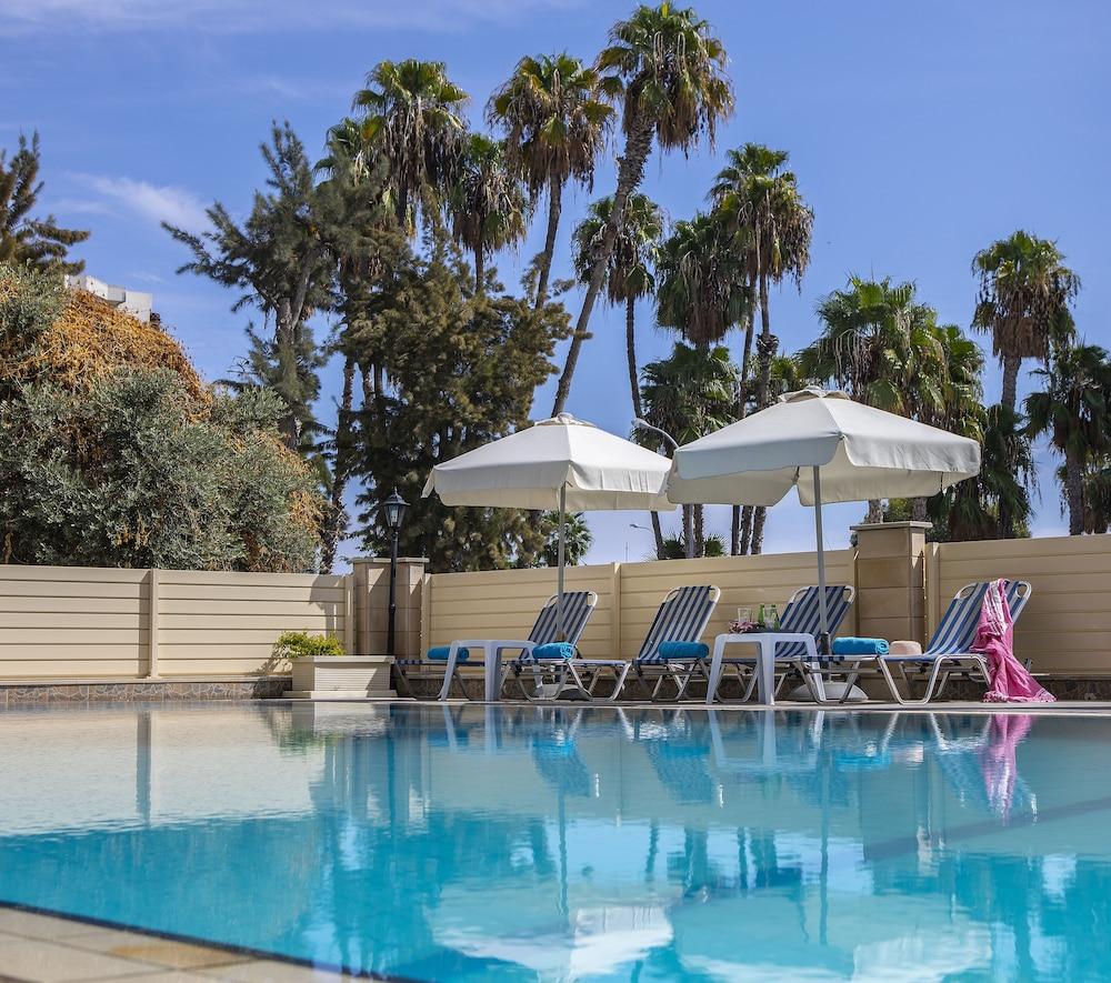 Kapetanios Limassol Hotel Bagian luar foto