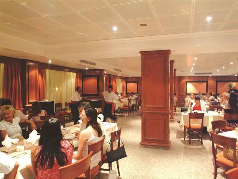 Kapetanios Limassol Hotel Bagian luar foto