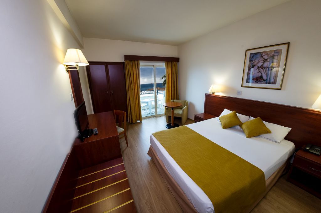 Kapetanios Limassol Hotel Bagian luar foto