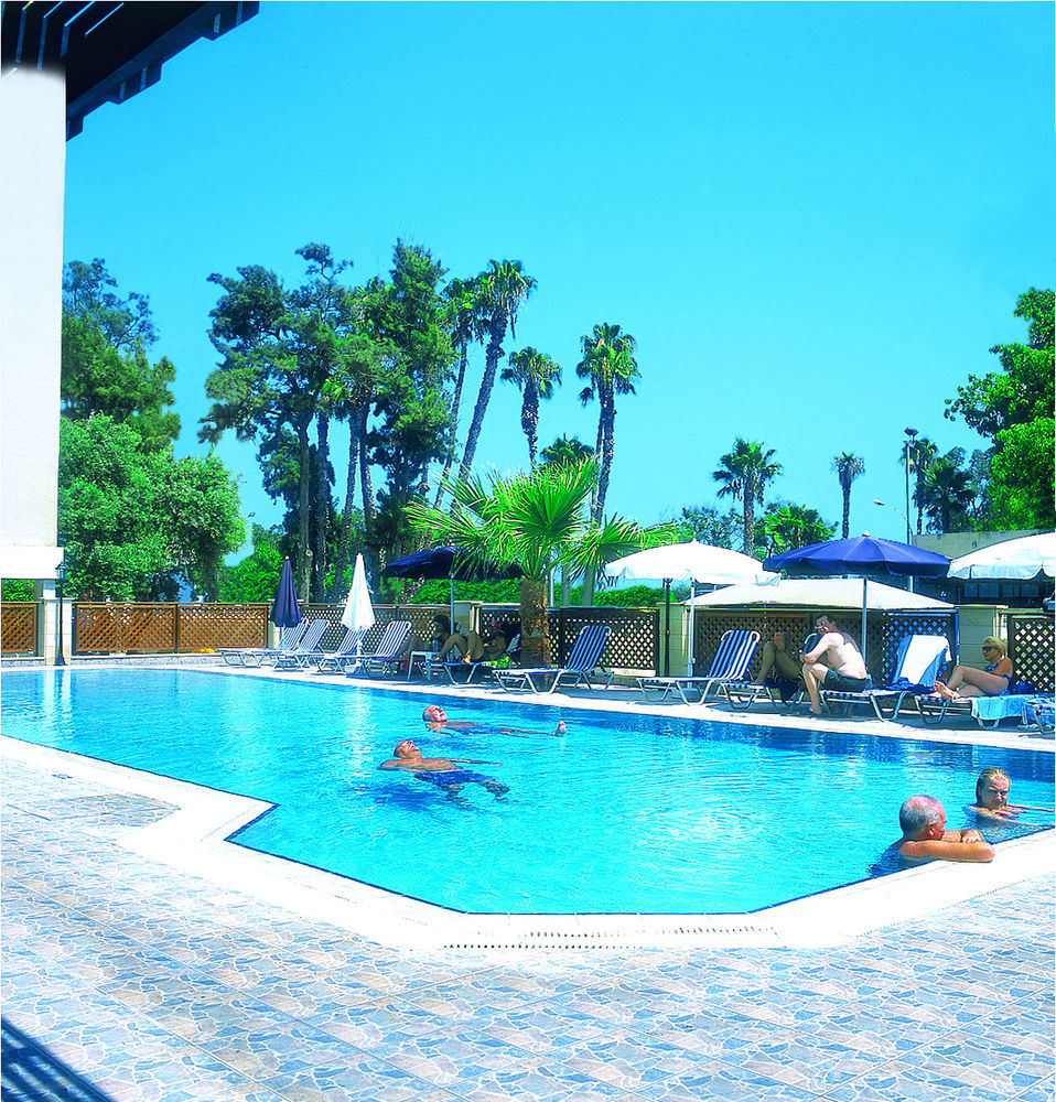 Kapetanios Limassol Hotel Bagian luar foto
