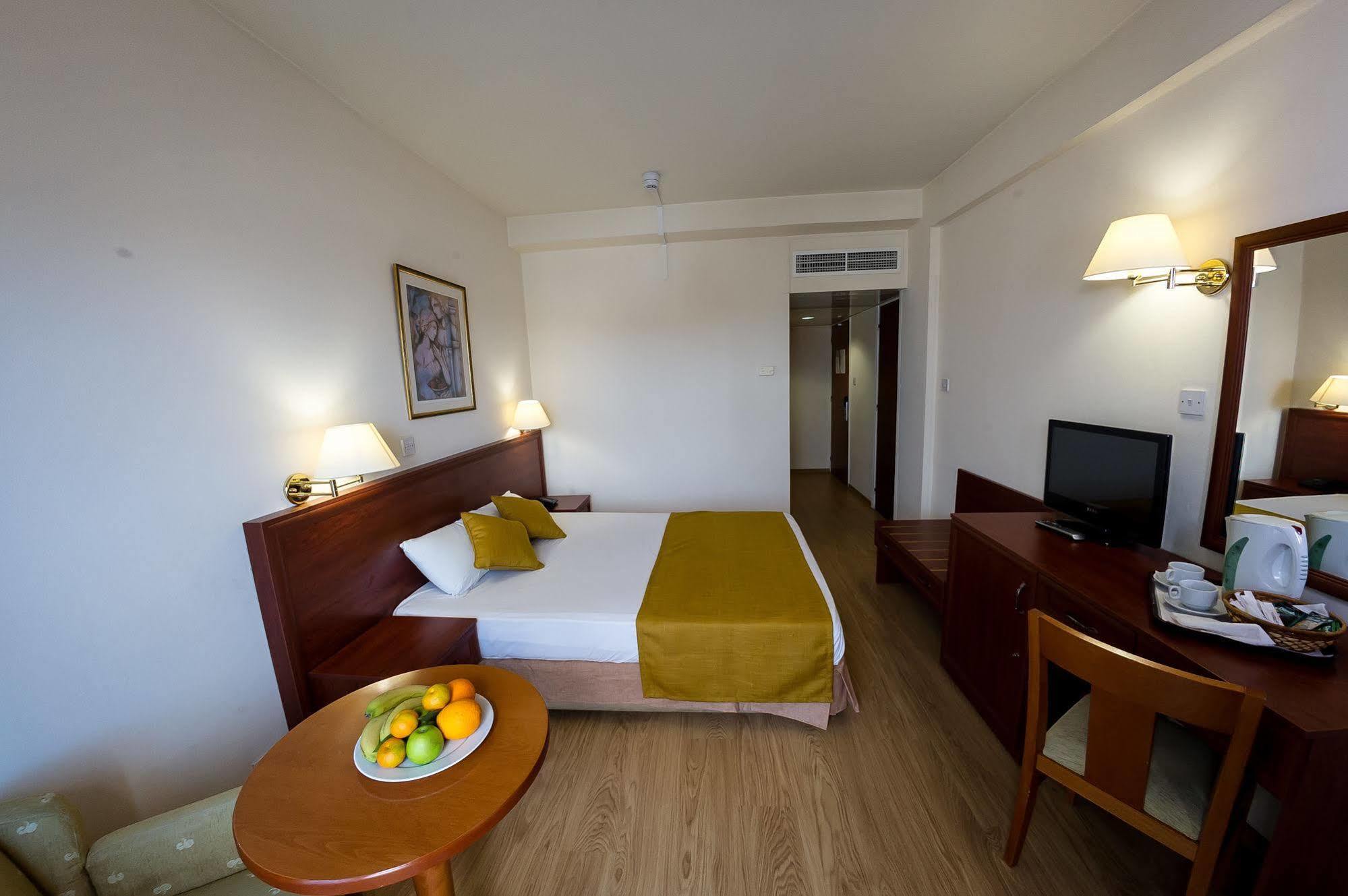Kapetanios Limassol Hotel Bagian luar foto
