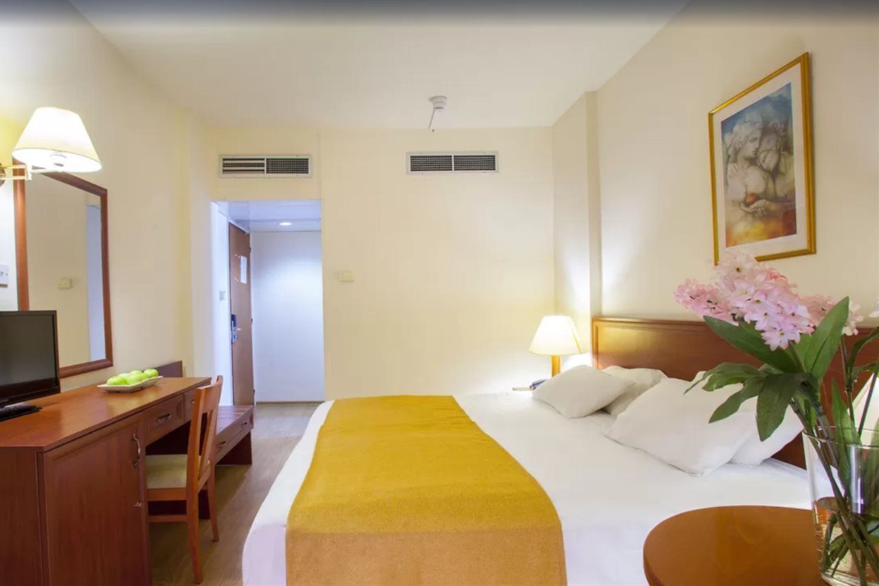 Kapetanios Limassol Hotel Bagian luar foto